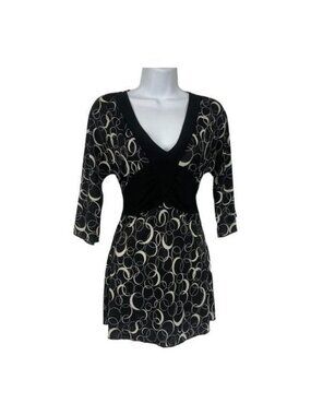 Black & White V-Neck Dress With Circle Print Design & 3/4 Sleeves
